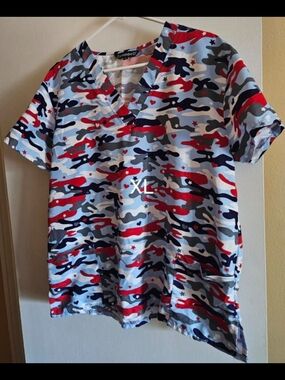 Womens WonderWink Scrub Red & Blue Camo V-Neck Top